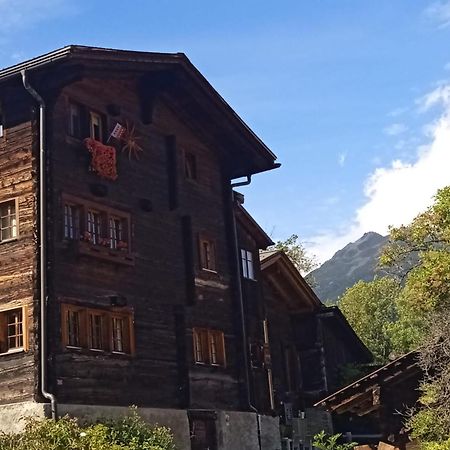 Heimeliges Walliserhaus Fiesch Exteriör bild