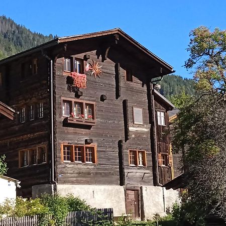 Heimeliges Walliserhaus Fiesch Exteriör bild