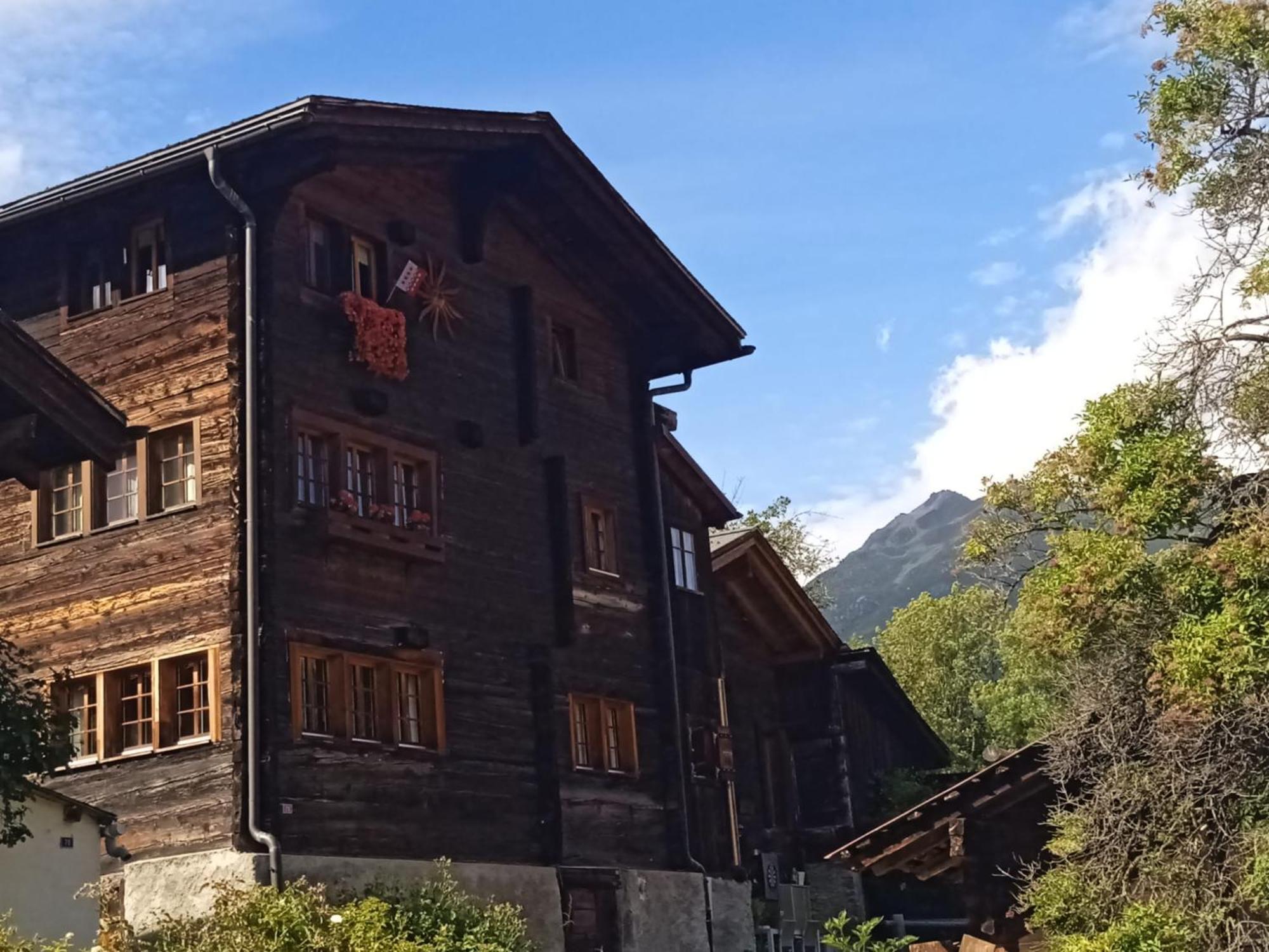 Heimeliges Walliserhaus Fiesch Exteriör bild