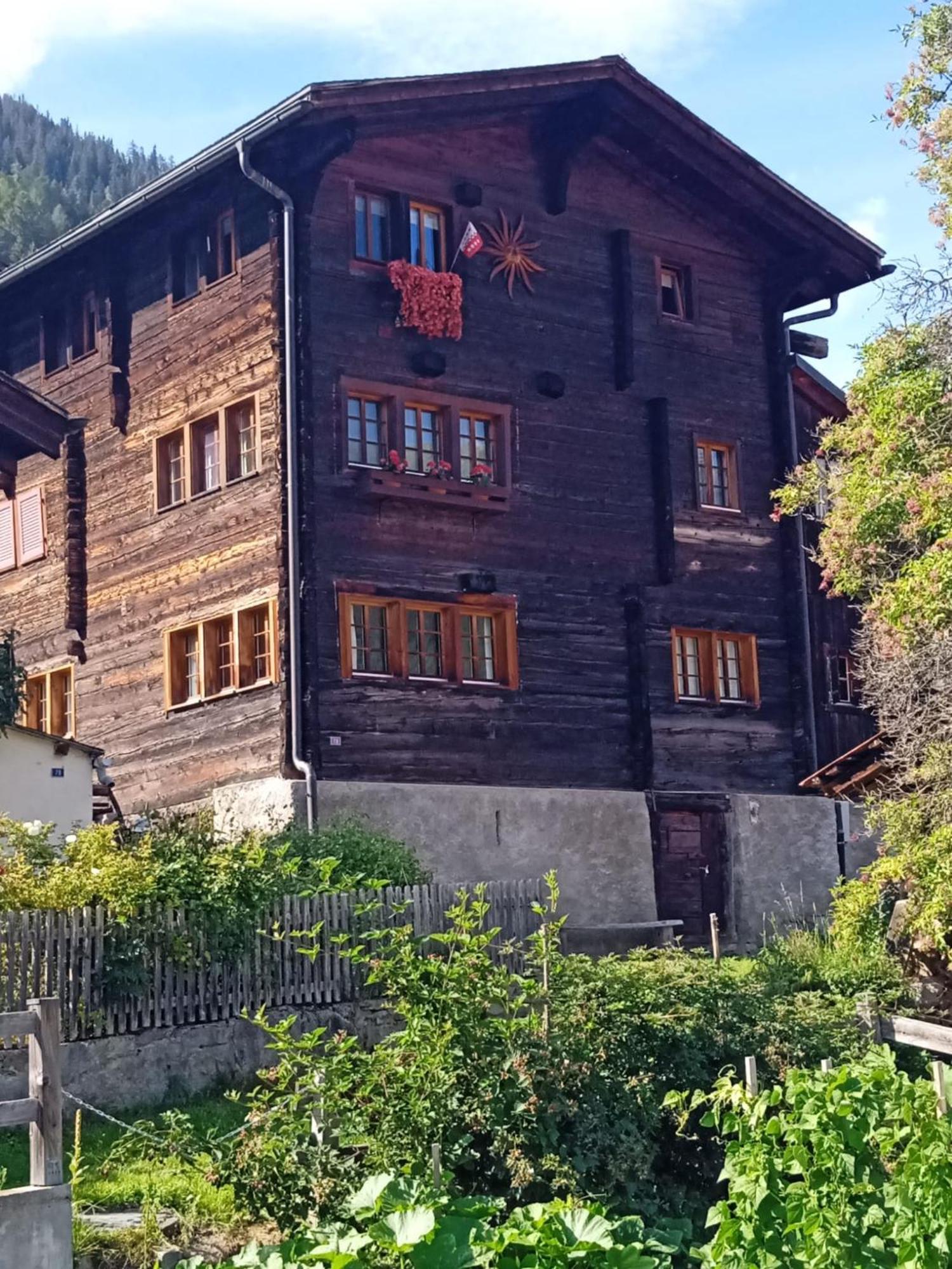 Heimeliges Walliserhaus Fiesch Exteriör bild