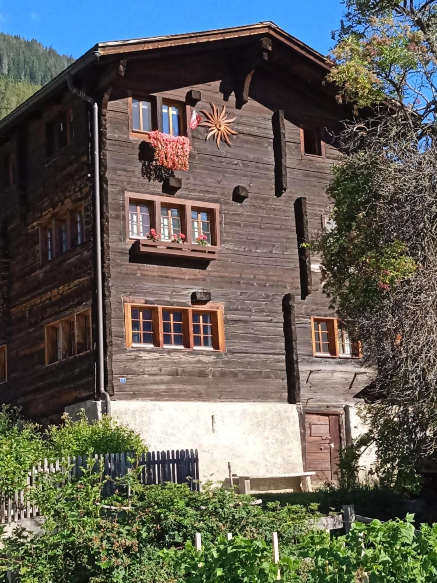 Heimeliges Walliserhaus Fiesch Exteriör bild
